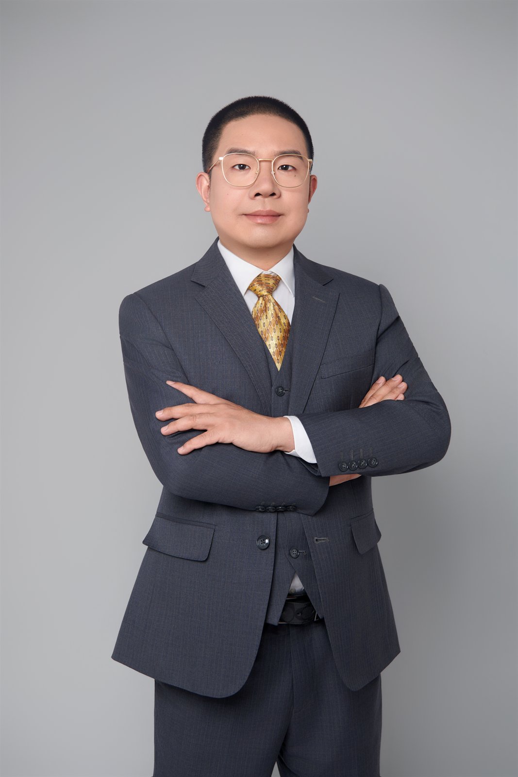 牛永伟形象照片，企业纾困重组专业顾问