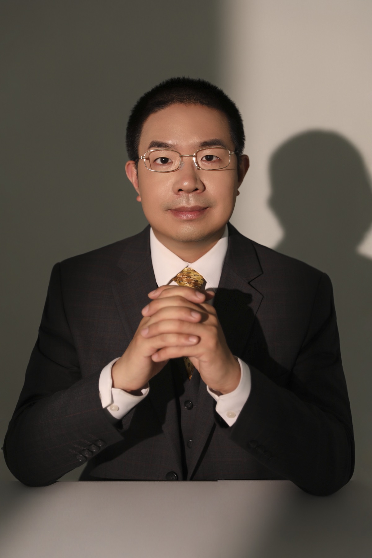 牛永伟企业危机诊断专业形象